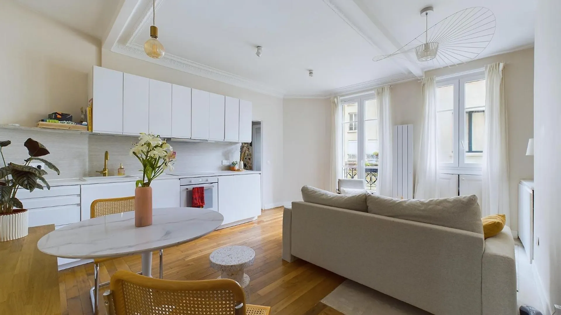 Charming Montmartre Apartment Parijs
